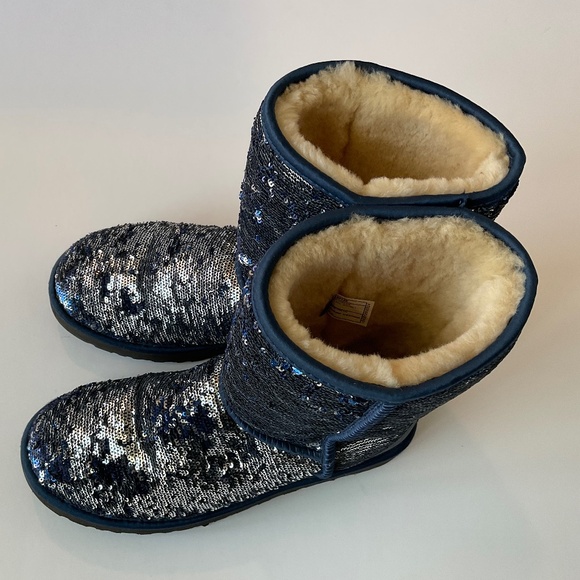 UGG Sequin Short Sheepskin Boot Blue Silver Size 9 LIKE NEW - Picture 7 of 11